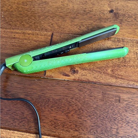 Green Hair Straightener - Picture 2 of 3